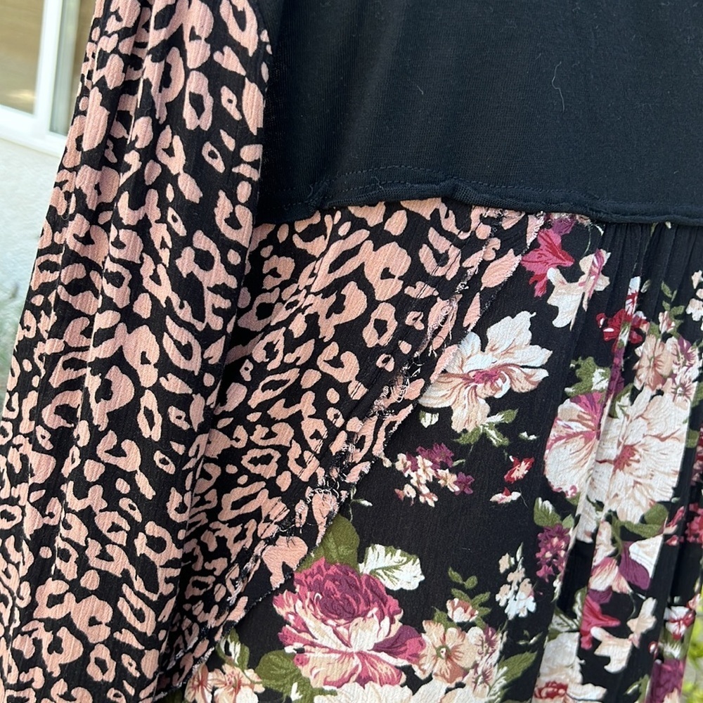 💚Umgee Black Boho Top with Leopard Sleeve Floral Back Women's Size L - Picture 8 of 10